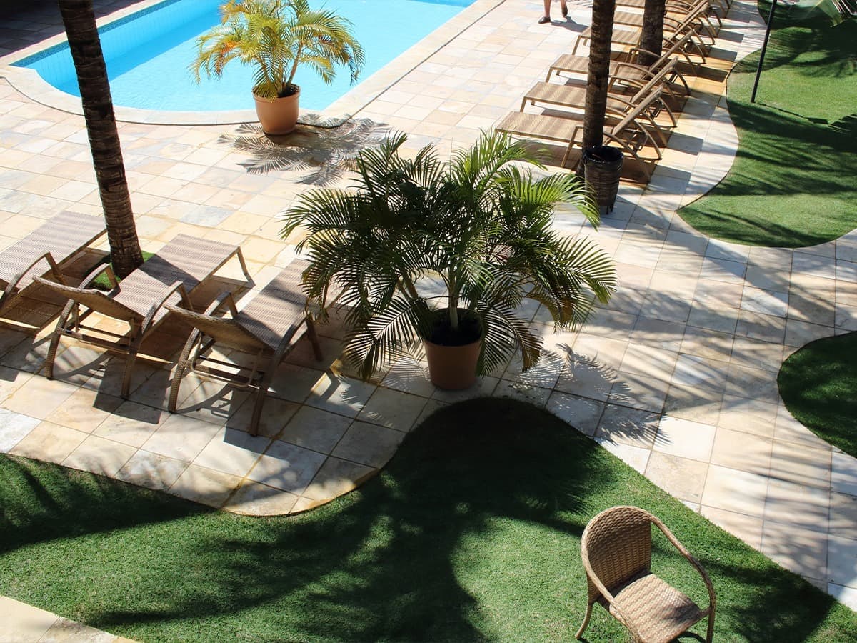 Vista da piscina e jardim da Pousada Porto e Mar em Porto de Galinhas