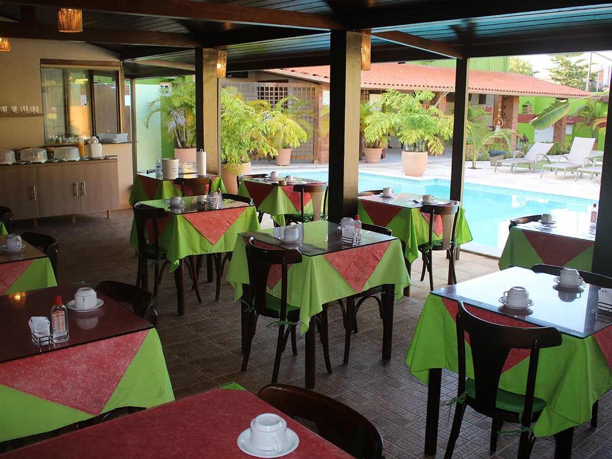 Restaurante com vista para a piscina da Pousada Porto e Mar em Porto de Galinhas